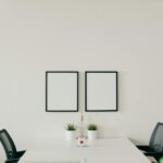 Profissional revisando plano comercial no notebook para recuperar clientes