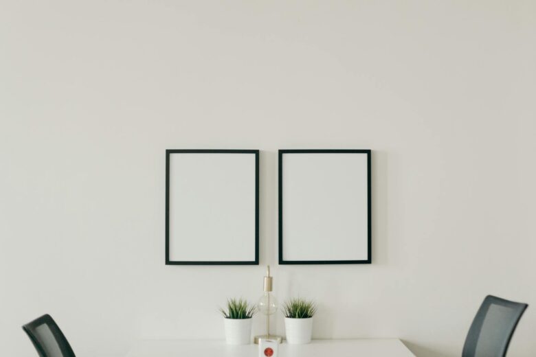 Profissional revisando plano comercial no notebook para recuperar clientes