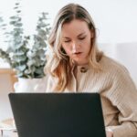 Freelancer trabalhando no laptop em casa, representando renda extra remota