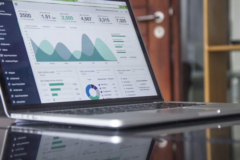 Profissional levantando um gráfico de crescimento em tablet digital