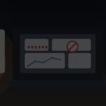 Freelancer analisando gasto com anúncios e plano de captação de clientes em uma mesa de trabalho