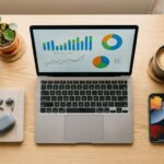 Mesa moderna com laptop e smartphone mostrando side hustles com IA em 2026