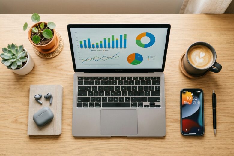 Mesa moderna com laptop e smartphone mostrando side hustles com IA em 2026