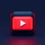 Pessoa usando smartphone para gerenciar Instagram theme pages com gráficos de crescimento