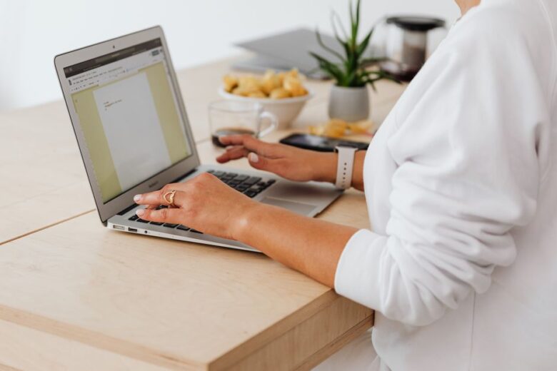 freelancer trabalhando em casa com laptop no escritório