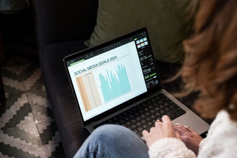 Pessoa trabalhando com notebook em casa, representando renda extra com affiliate marketing