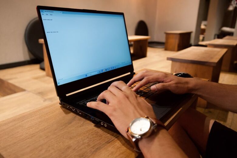 Pessoa trabalhando com edição de texto no laptop