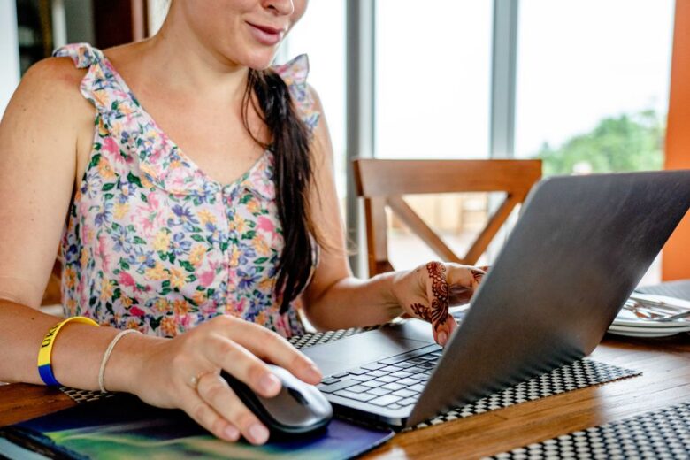Pessoa trabalhando em casa no laptop construindo comunidade paga online