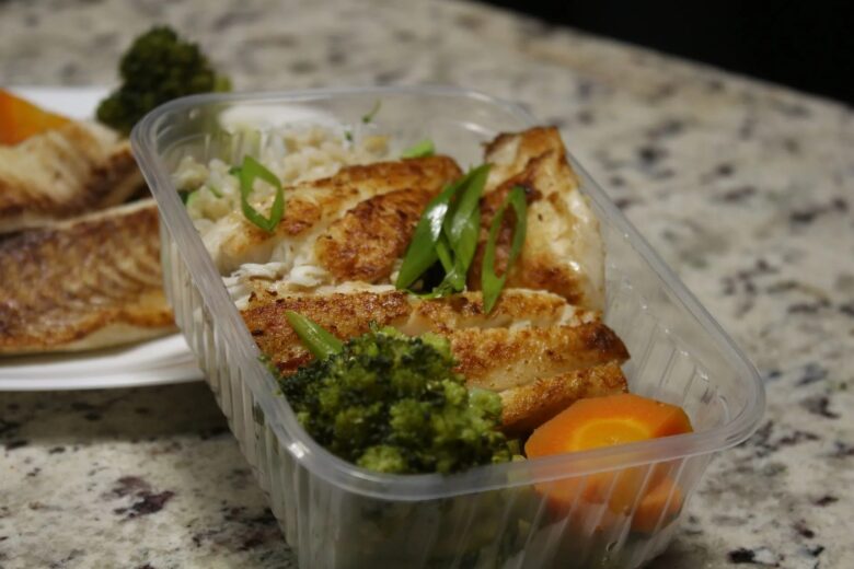 Marmitas fitness organizadas em embalagens para venda como renda extra
