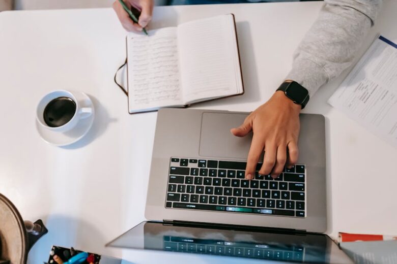 pessoa trabalhando como copywriter freelancer em casa com laptop