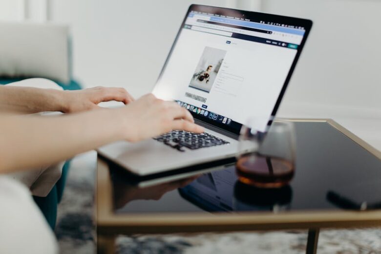 Pessoa trabalhando com redes sociais no laptop em casa