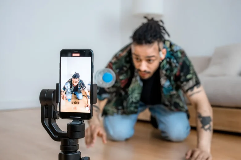 Criador UGC filmando vídeo curto com smartphone para marcas