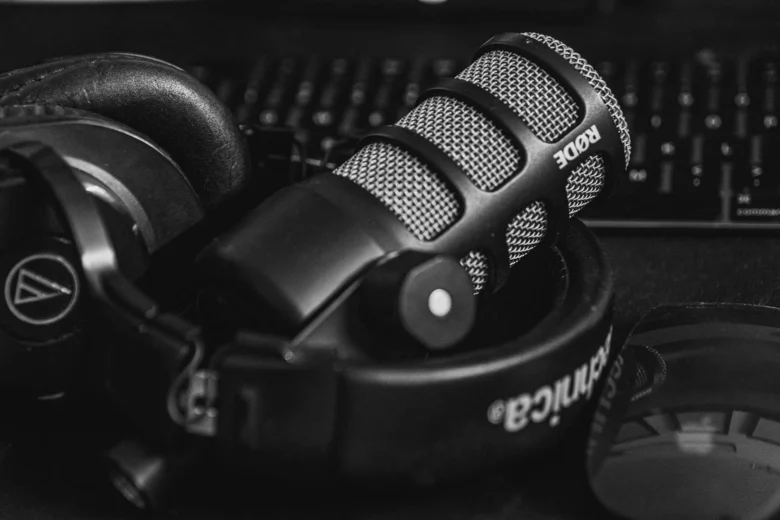Microfone e fones de ouvido para edição de podcast freelance