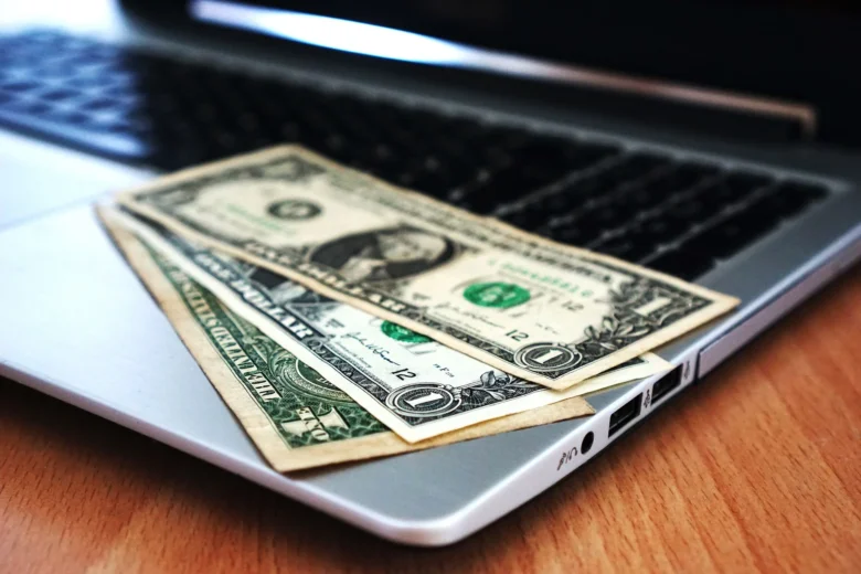 Dólar sobre laptop: marketing de afiliados como renda extra online