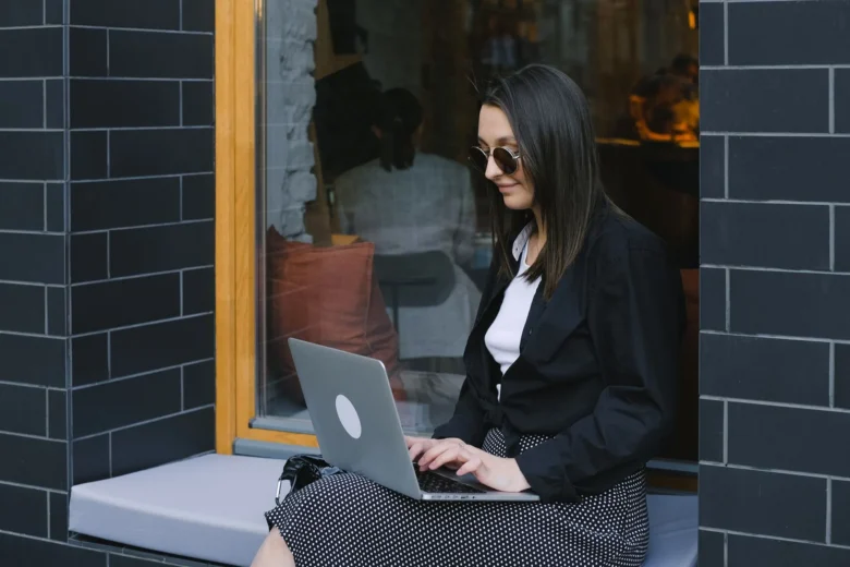 Tradutor freelancer digitando texto em dois idiomas no computador
