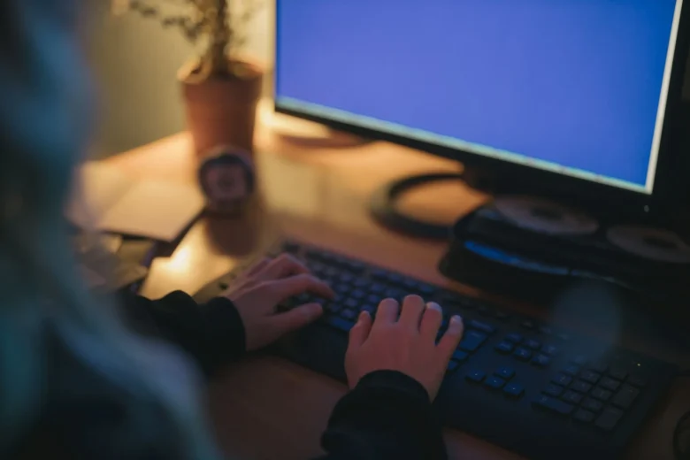Pessoa testando sites no computador para ganhar dinheiro extra em casa
