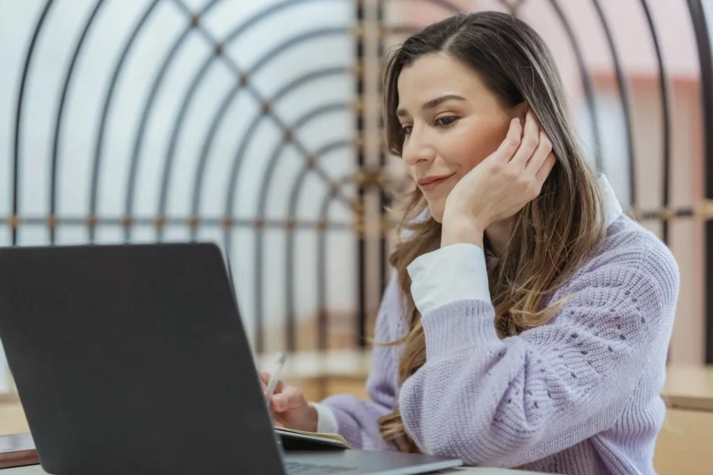 Freelancer calcula o valor da hora de trabalho em uma planilha aberta no notebook
