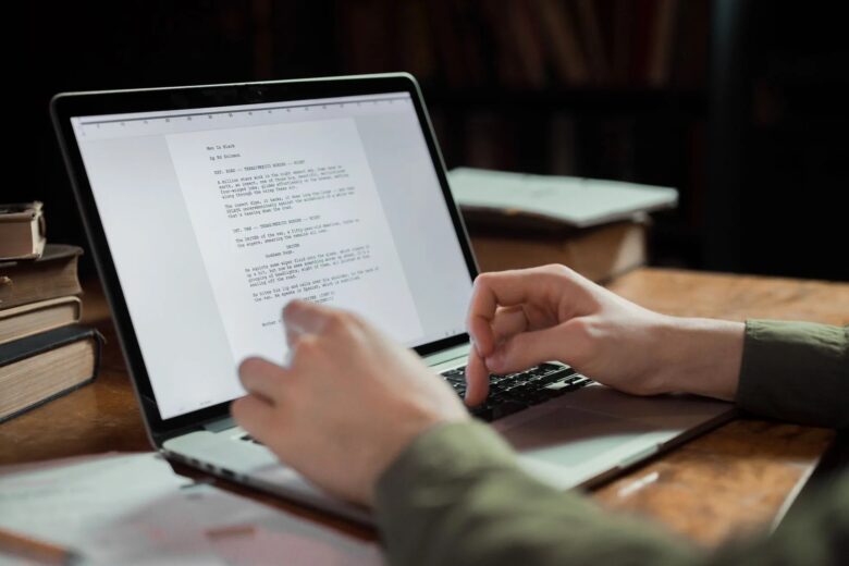 revisão de textos como renda extra laptop home office