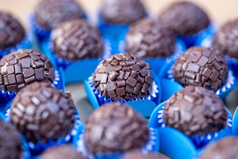 Brigadeiros caseiros em forminhas azuis, doces para vender