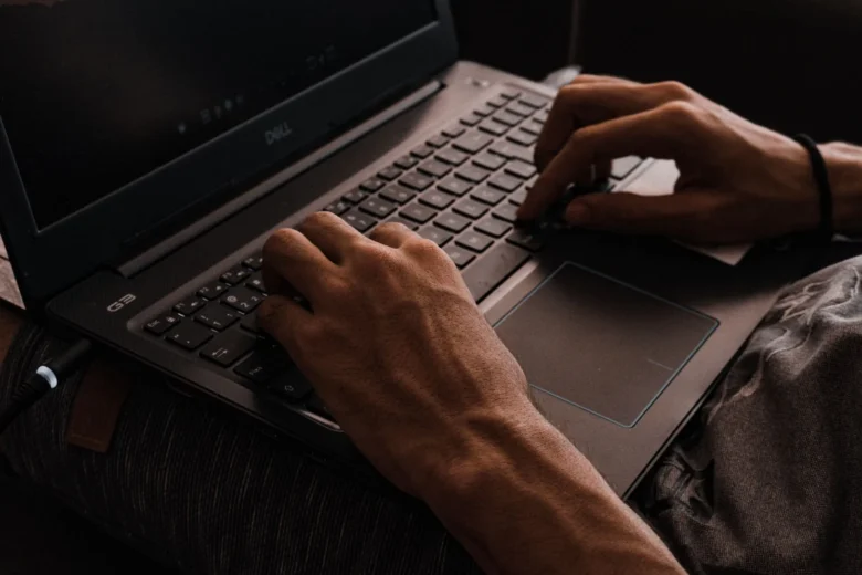Pessoa trabalhando no laptop vendendo printables digitais