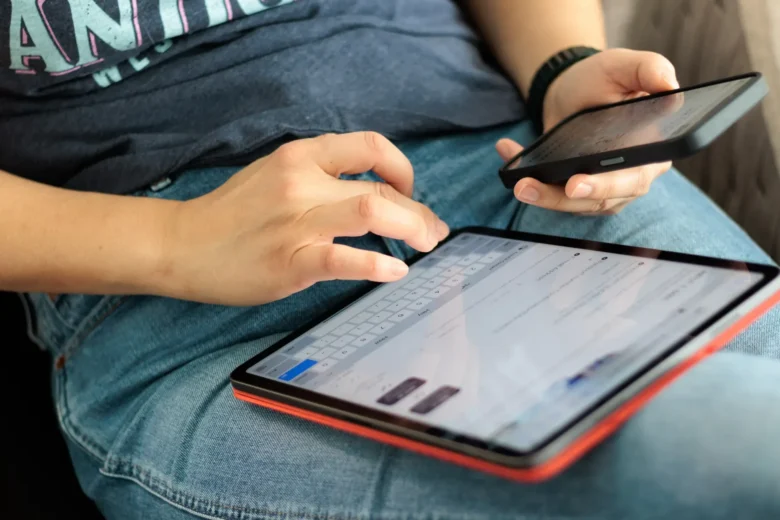 Uma pessoa concentrada testando um aplicativo em um tablet, simulando um trabalho de testador de usabilidade.