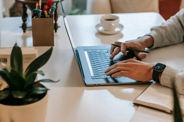 Iniciante trabalhando no laptop em casa pesquisando plataformas de renda extra online