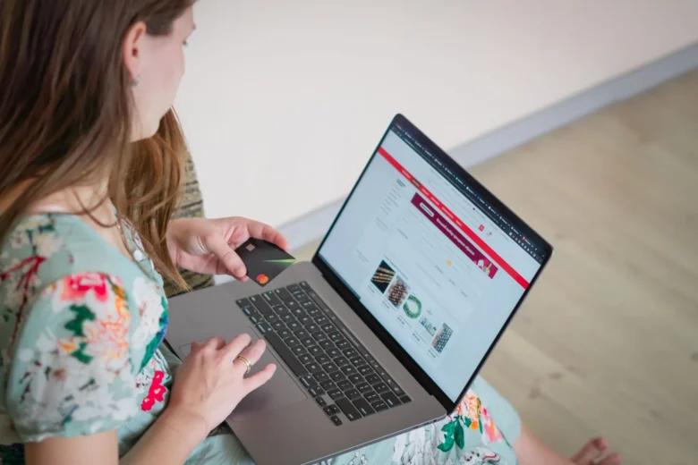 Mulher concentrada calculando seu valor hora de trabalho em um laptop.