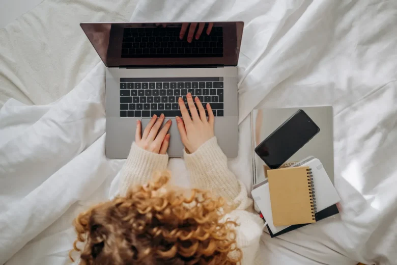 Freelancer organiza notas fiscais e calcula o imposto de renda em uma planilha no computador