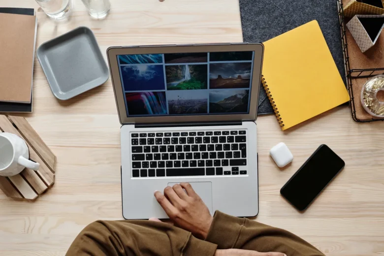 Pessoa usando notebook para vender produtos digitais em plataforma de checkout