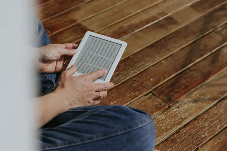 Pessoa trabalhando no notebook criando um e-book para vender como produto digital em casa