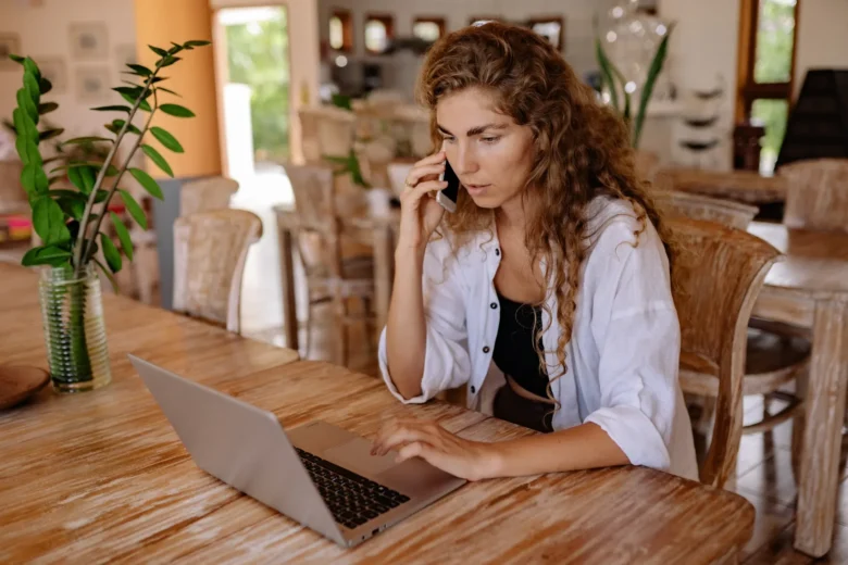 Pessoa trabalhando como freelancer em um laptop, gerenciando pedidos de serviços locais pela internet