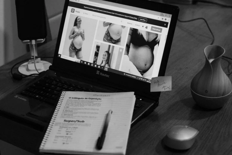 Pessoa trabalhando com notebook em uma mesa doméstica, representando o trabalho remoto no Brasil