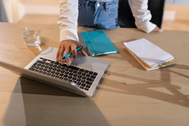 Pessoa usando notebook para gerenciar vendas de produtos digitais em uma plataforma online