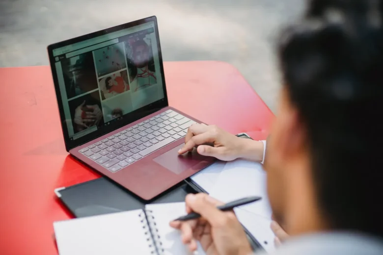 Pessoa trabalhando em um notebook com uma plataforma de venda de cursos online aberta na tela