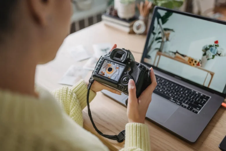 Fotógrafo amador revisando imagens no notebook antes de enviar para bancos de imagens