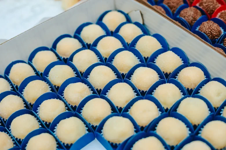 Brigadeiros gourmet em forminhas dentro de uma caixa pronta para venda caseira